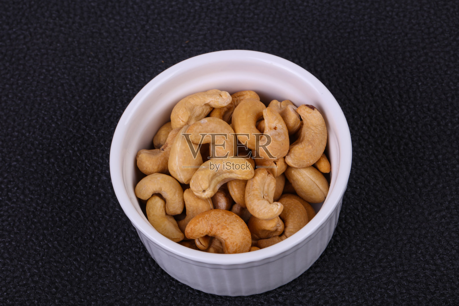 腰果堆在碗里照片摄影图片