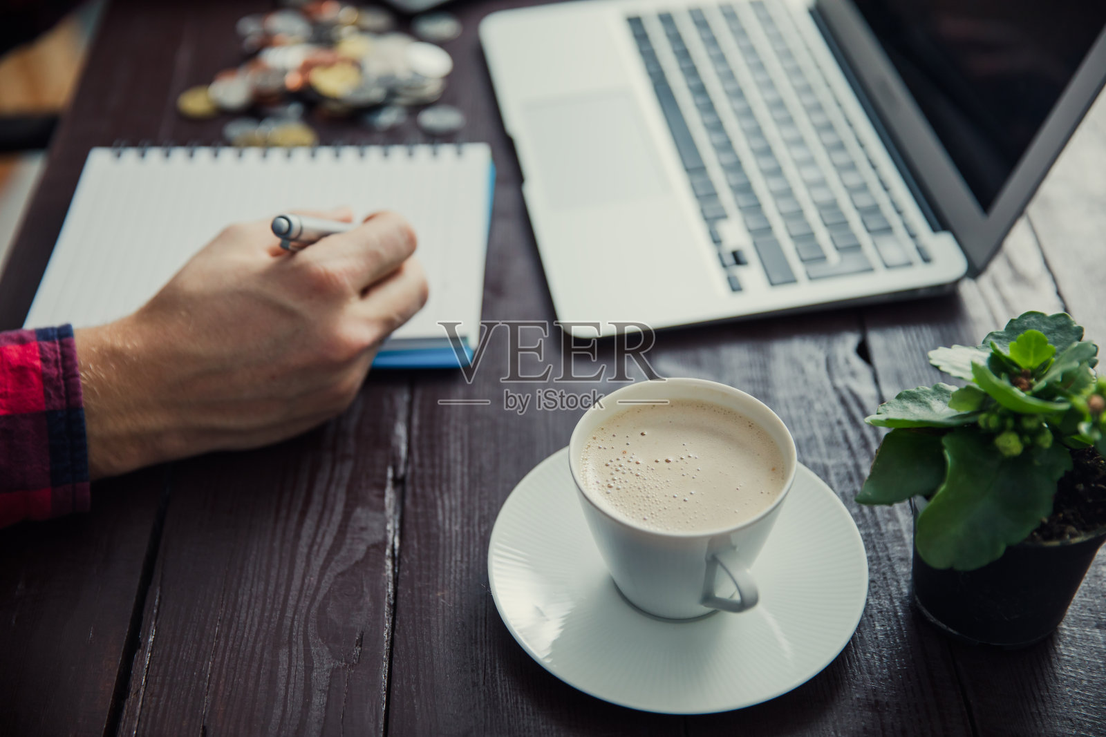男人手上的记事本，咖啡和键盘照片摄影图片
