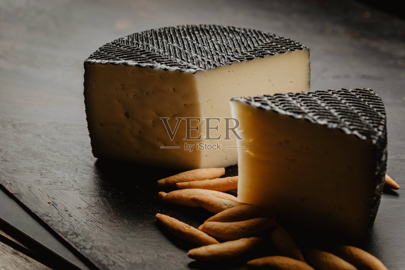 烤曼彻格奶酪，乡村面包，面包棒照片摄影图片