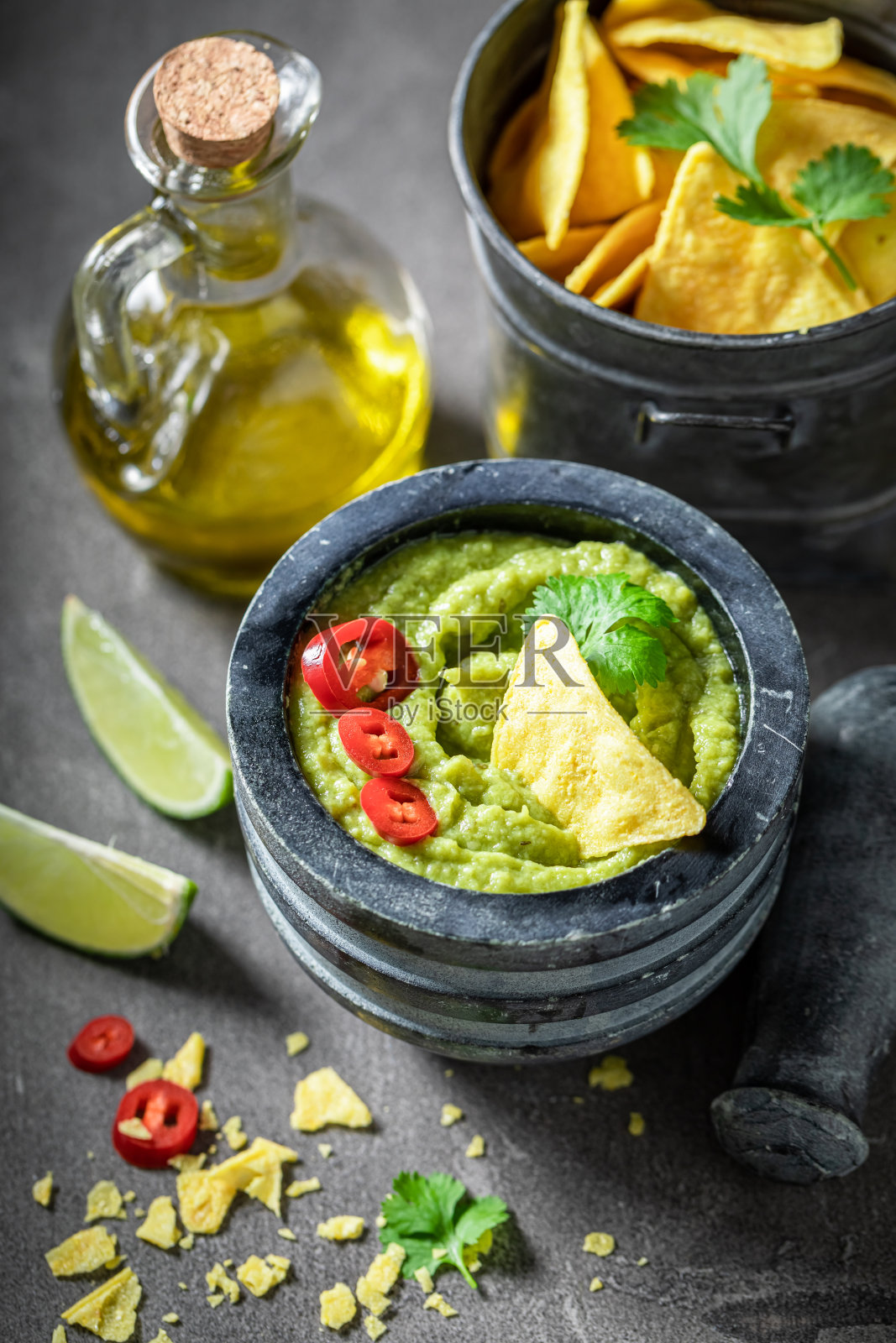 自制鳄梨酱配萝卜、饼干和酸橙照片摄影图片