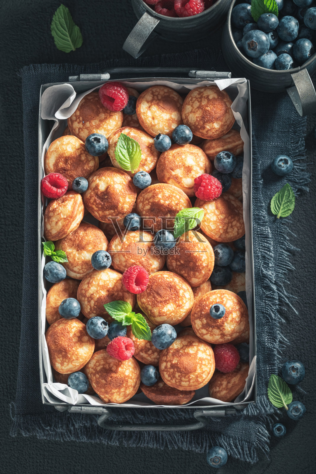 享受你的迷你煎饼作为香甜可口的早餐照片摄影图片