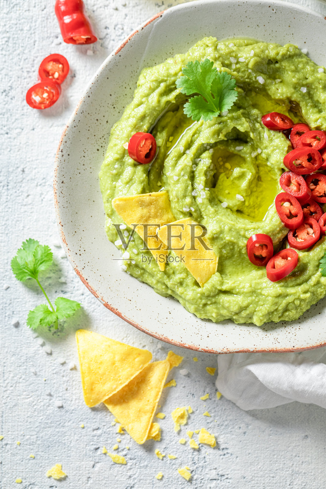 素食鳄梨酱配玉米片，辣椒和香菜照片摄影图片