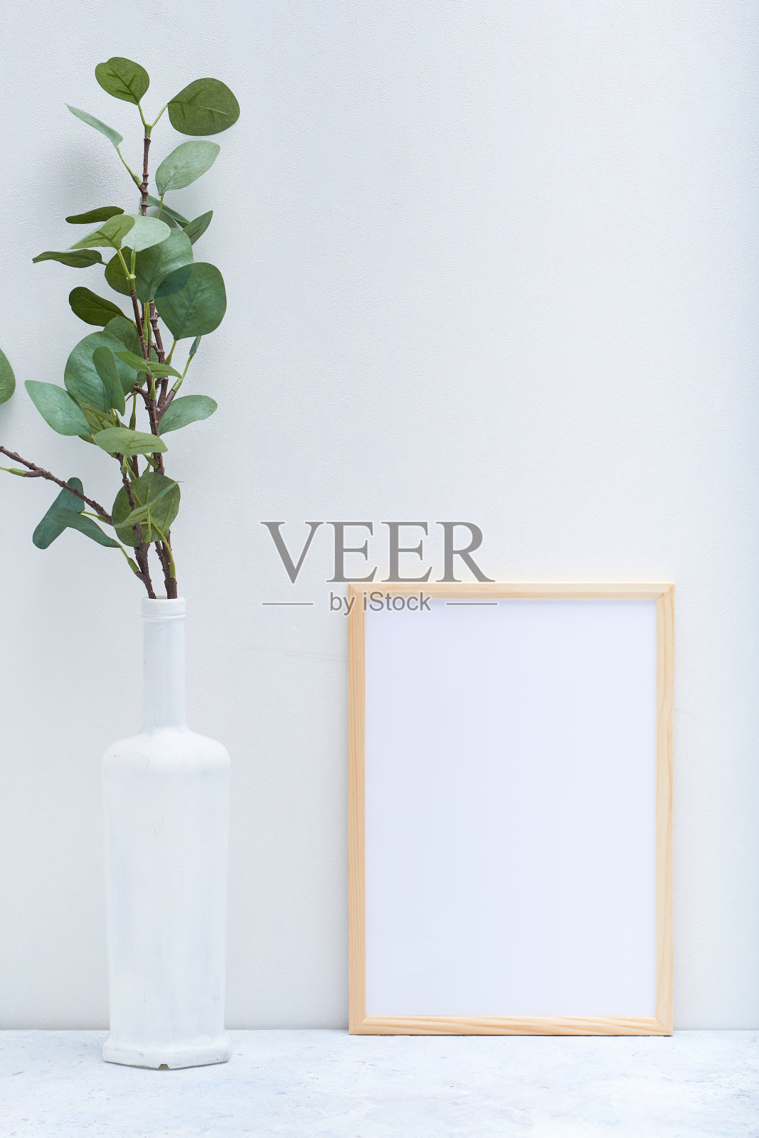 时尚的白色模拟垂直海报和植物在花瓶照片摄影图片