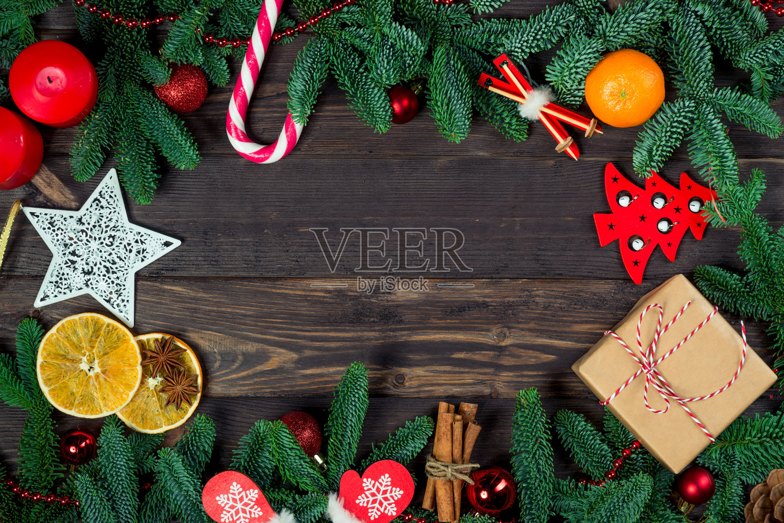 装饰为圣诞树，绿色的树枝放在桌子和空间的中心，构成节日的概念照片摄影图片