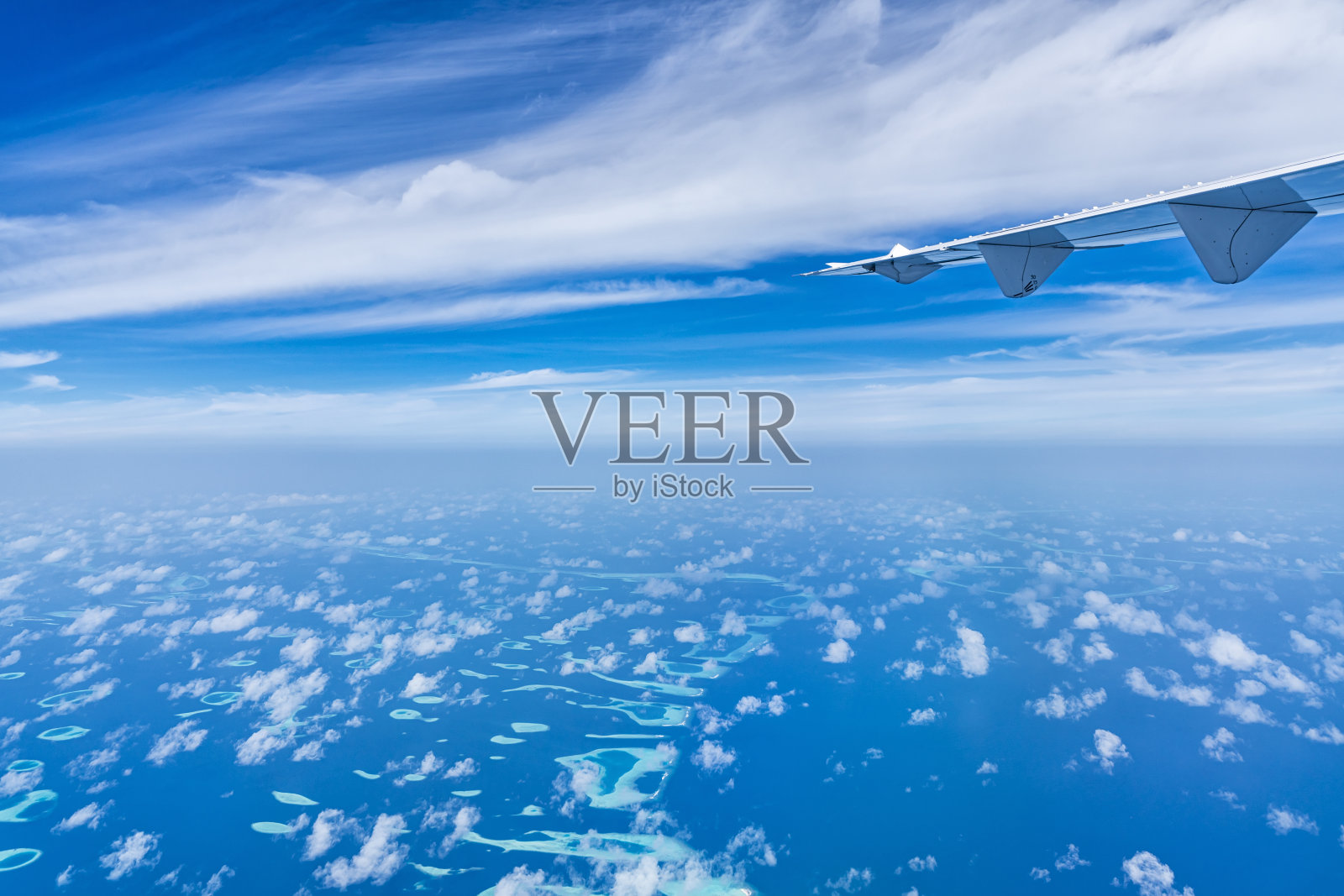 飞机机翼飞过蓝云。照片摄影图片