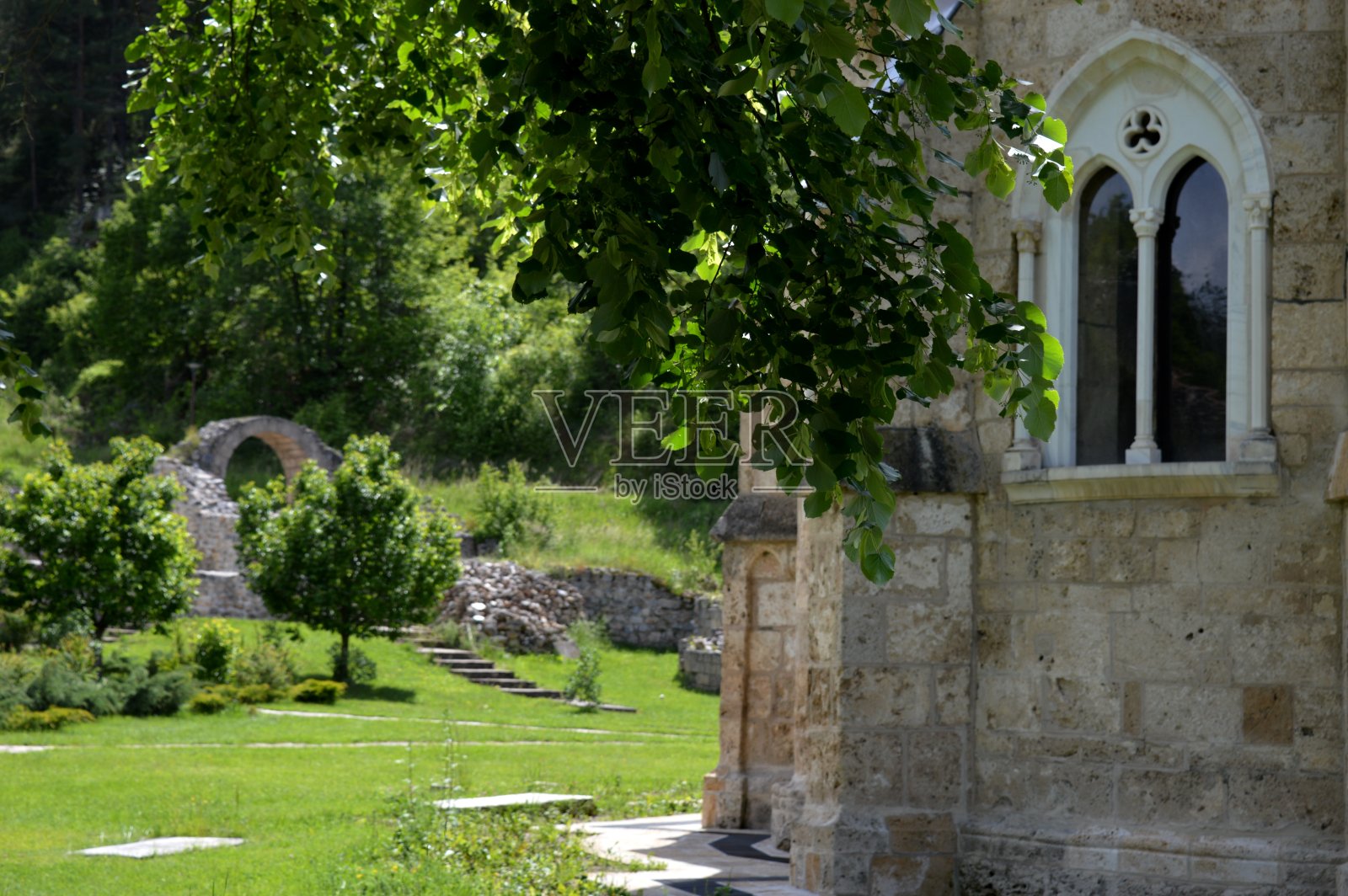 一座古老的东正教修道院的窗户照片摄影图片