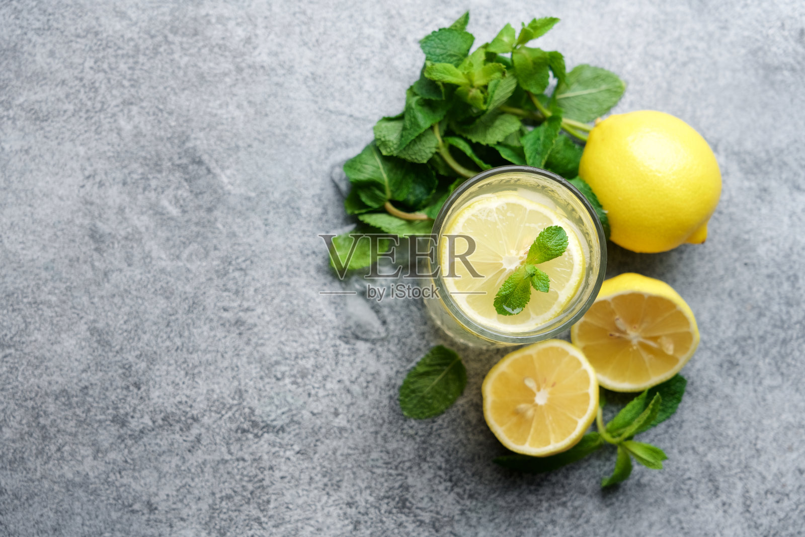 柠檬汁，薄荷和冰照片摄影图片