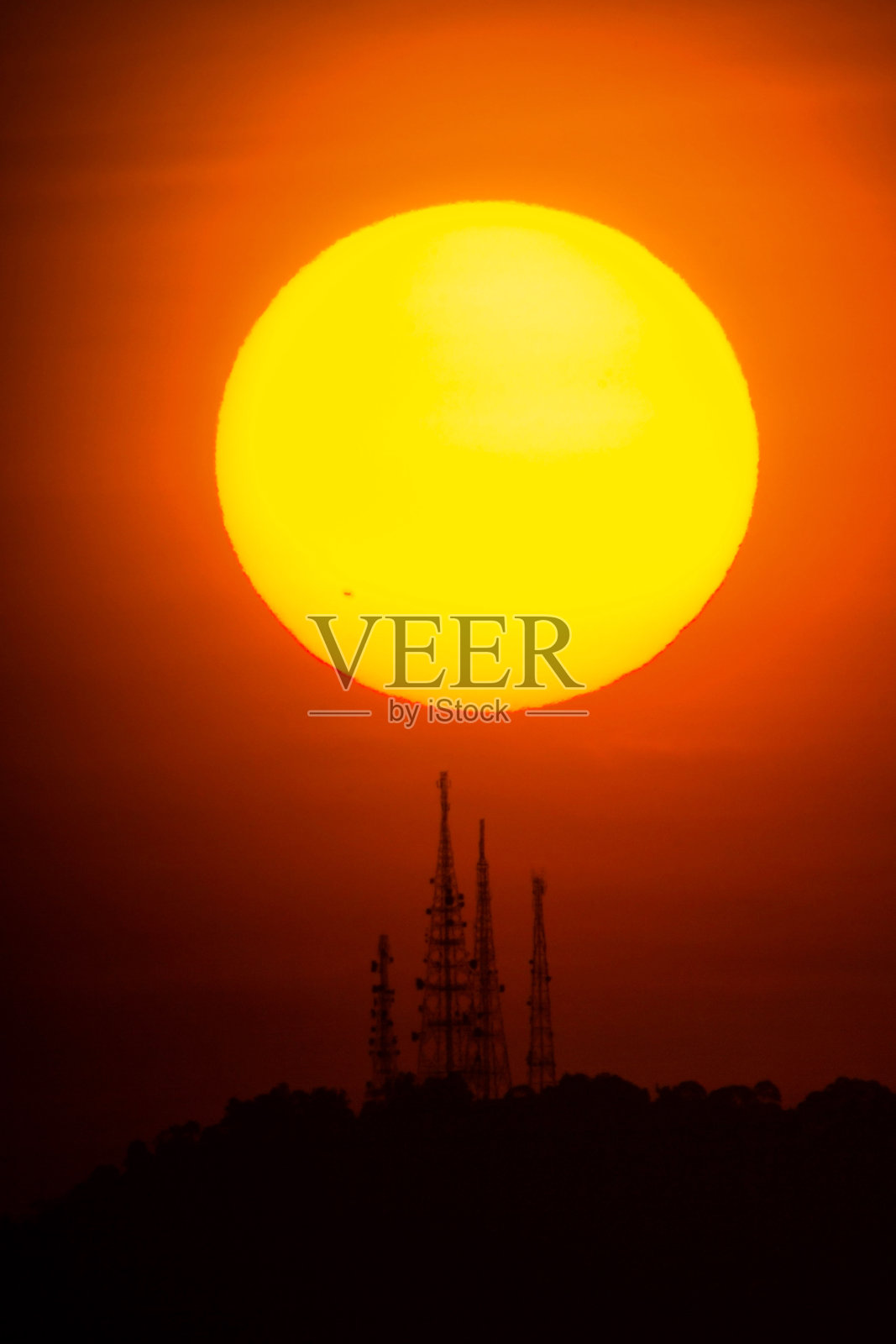 孤立的太阳视图与模糊的背景剪影照片摄影图片