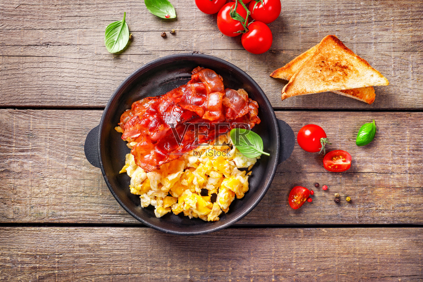 传统的美式早餐，培根和鸡蛋照片摄影图片