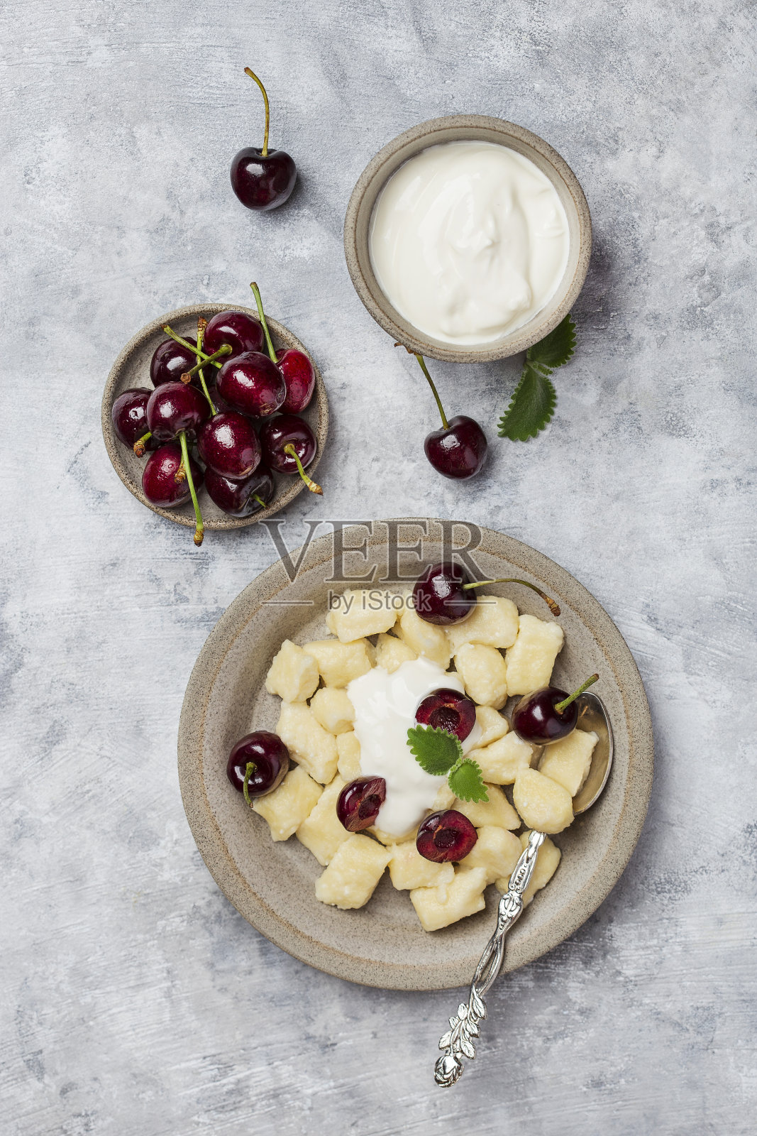 酸奶油樱桃白干酪饺子照片摄影图片