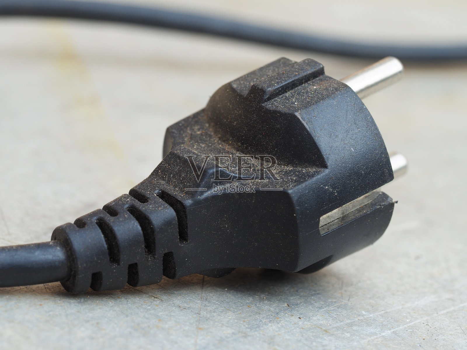 金属桌子上的电源插头又黑又脏照片摄影图片