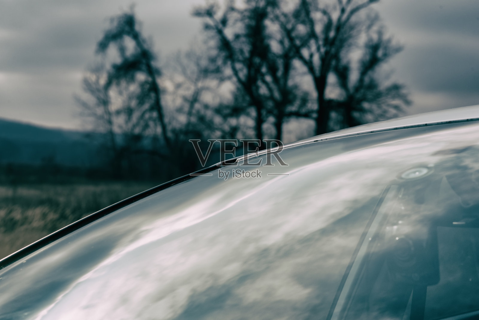 汽车挡风玻璃上的天空反光照片摄影图片