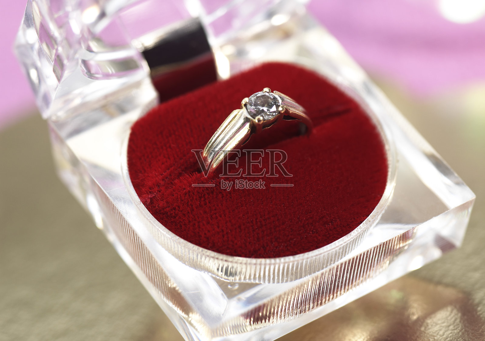 钻戒，情人节的礼物照片摄影图片