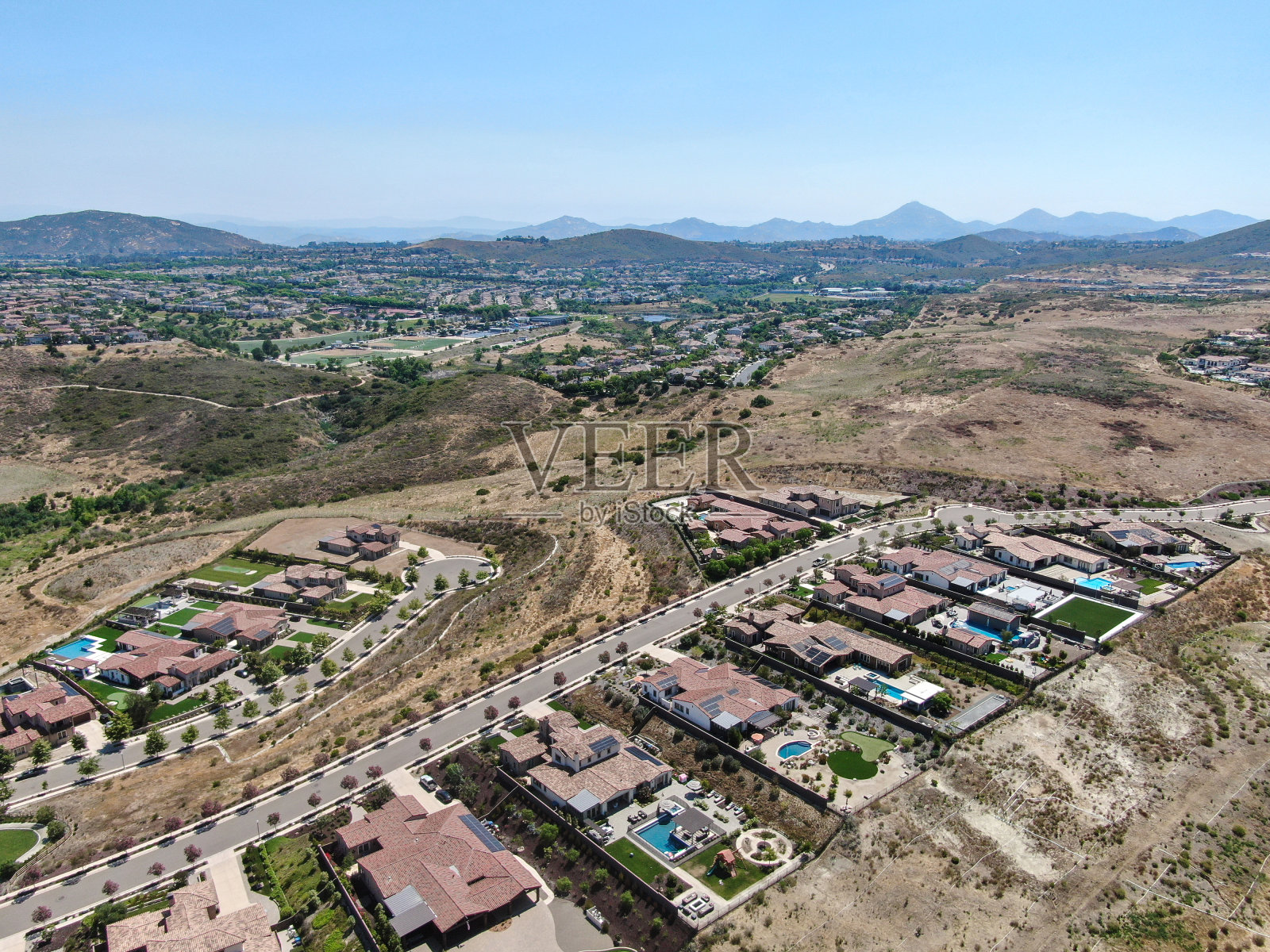 俯瞰干谷高档住宅区，有别墅和游泳池照片摄影图片