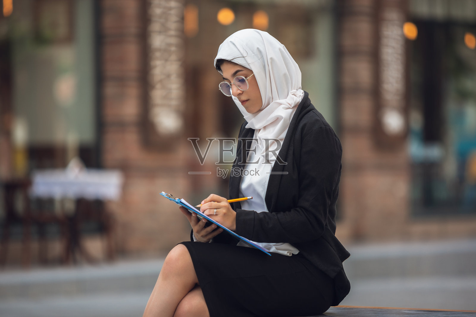 美丽的穆斯林成功的女商人肖像，自信快乐的CEO照片摄影图片