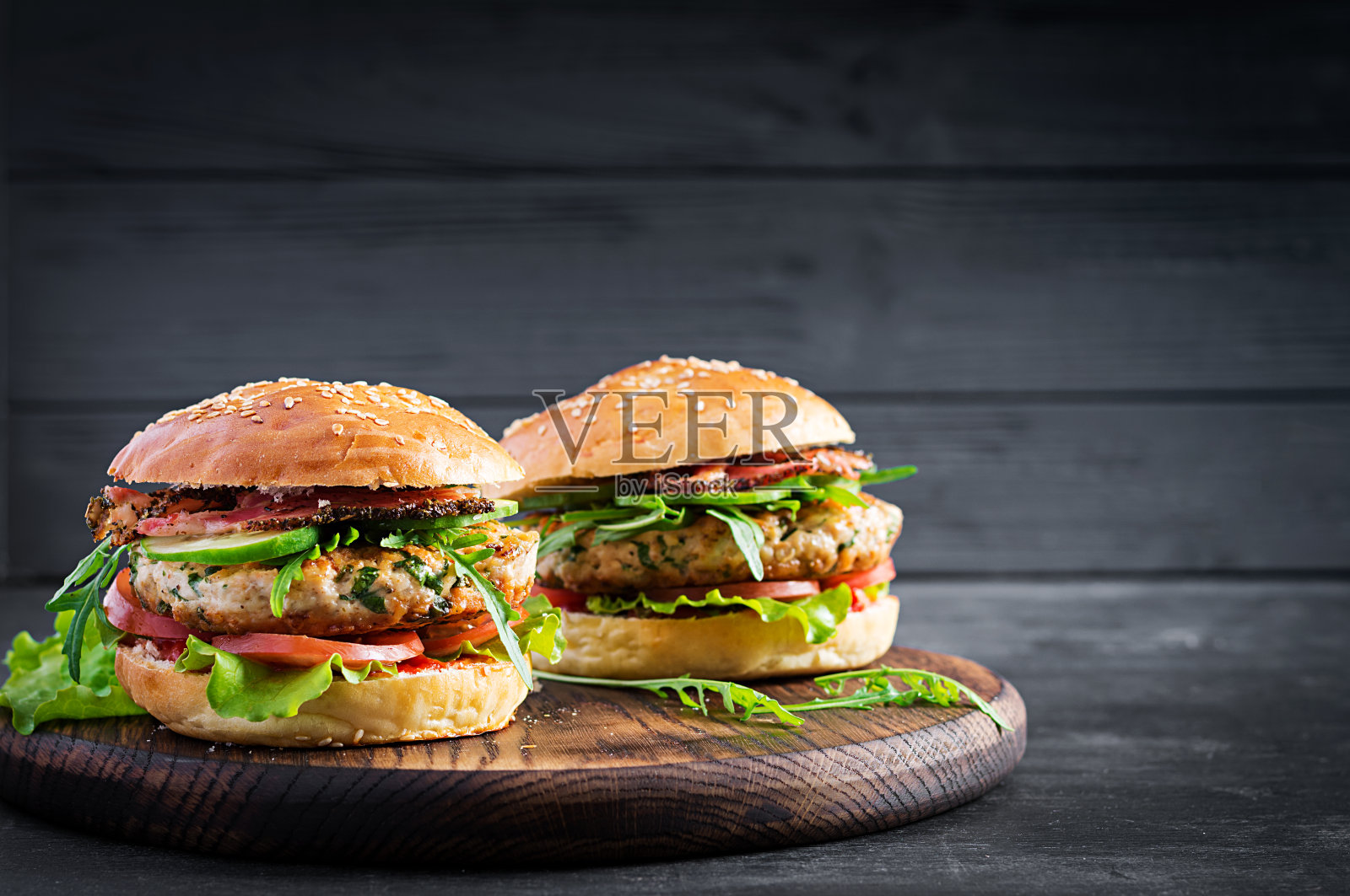 大三明治-汉堡汉堡加火鸡肉，西红柿，培根和生菜。照片摄影图片