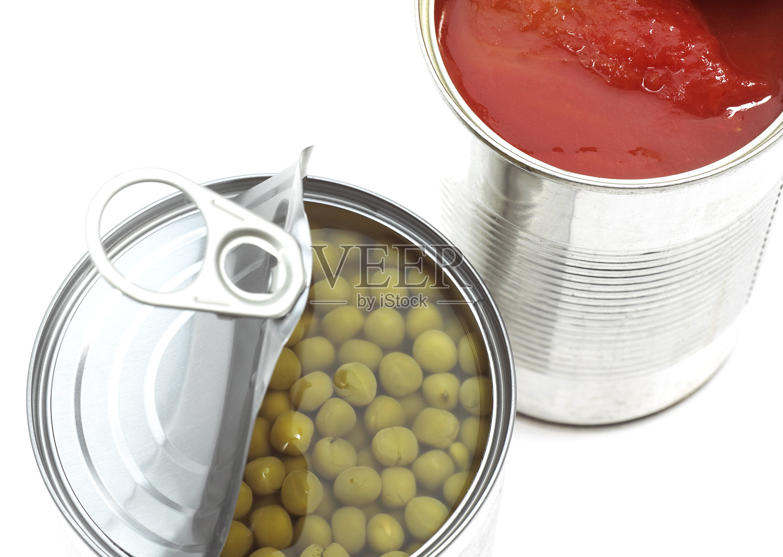 白色背景下的豌豆番茄罐头照片摄影图片