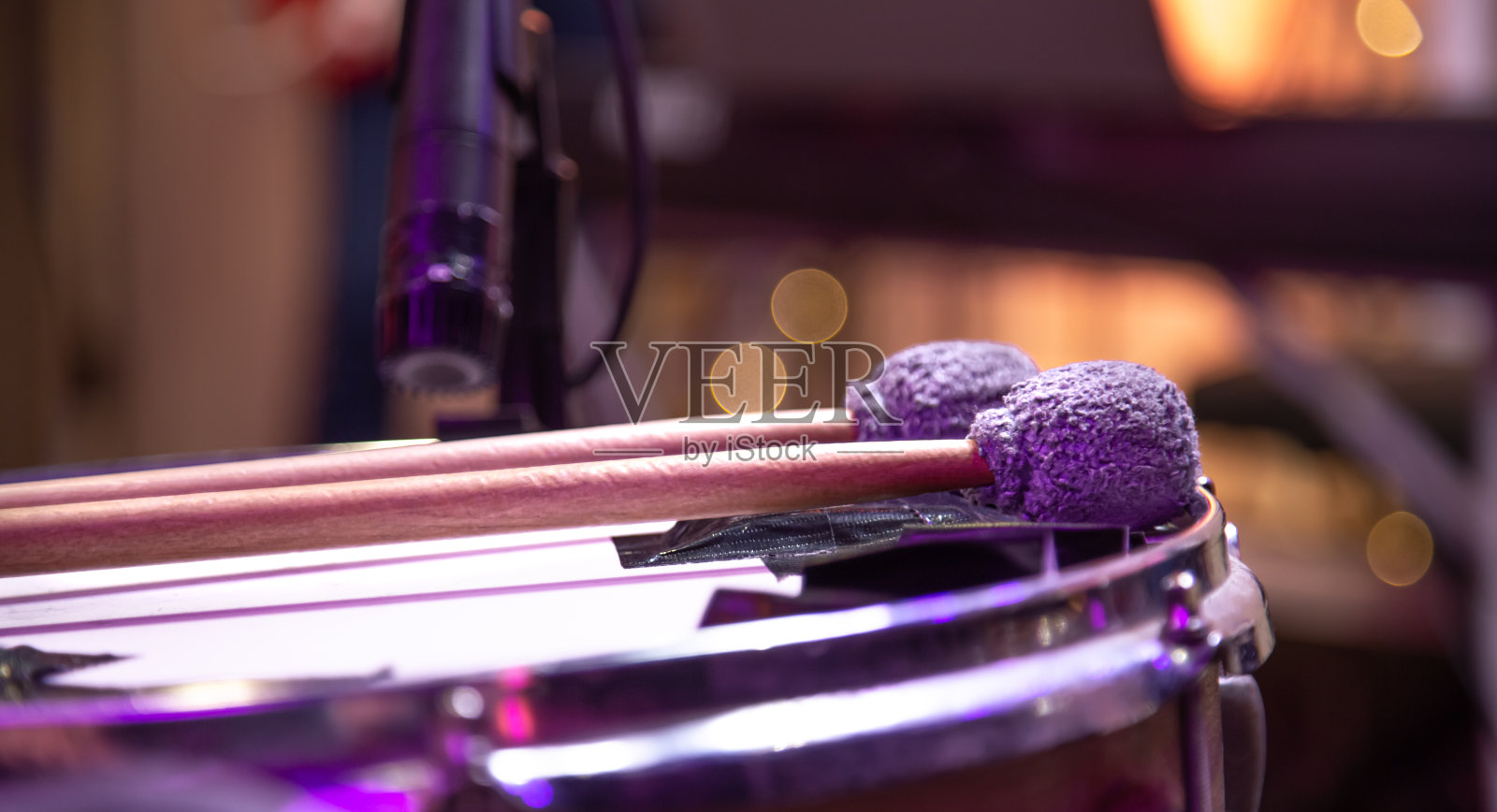 鼓槌上放着鼓槌。定音鼓的狙击手。美丽的彩色背景。照片摄影图片