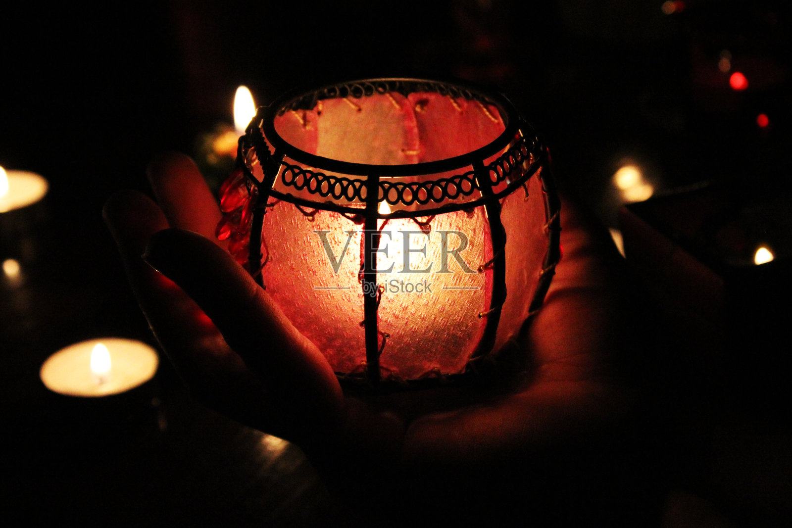 红色的烛光映在黑暗的背景上，浪漫的风景照片摄影图片