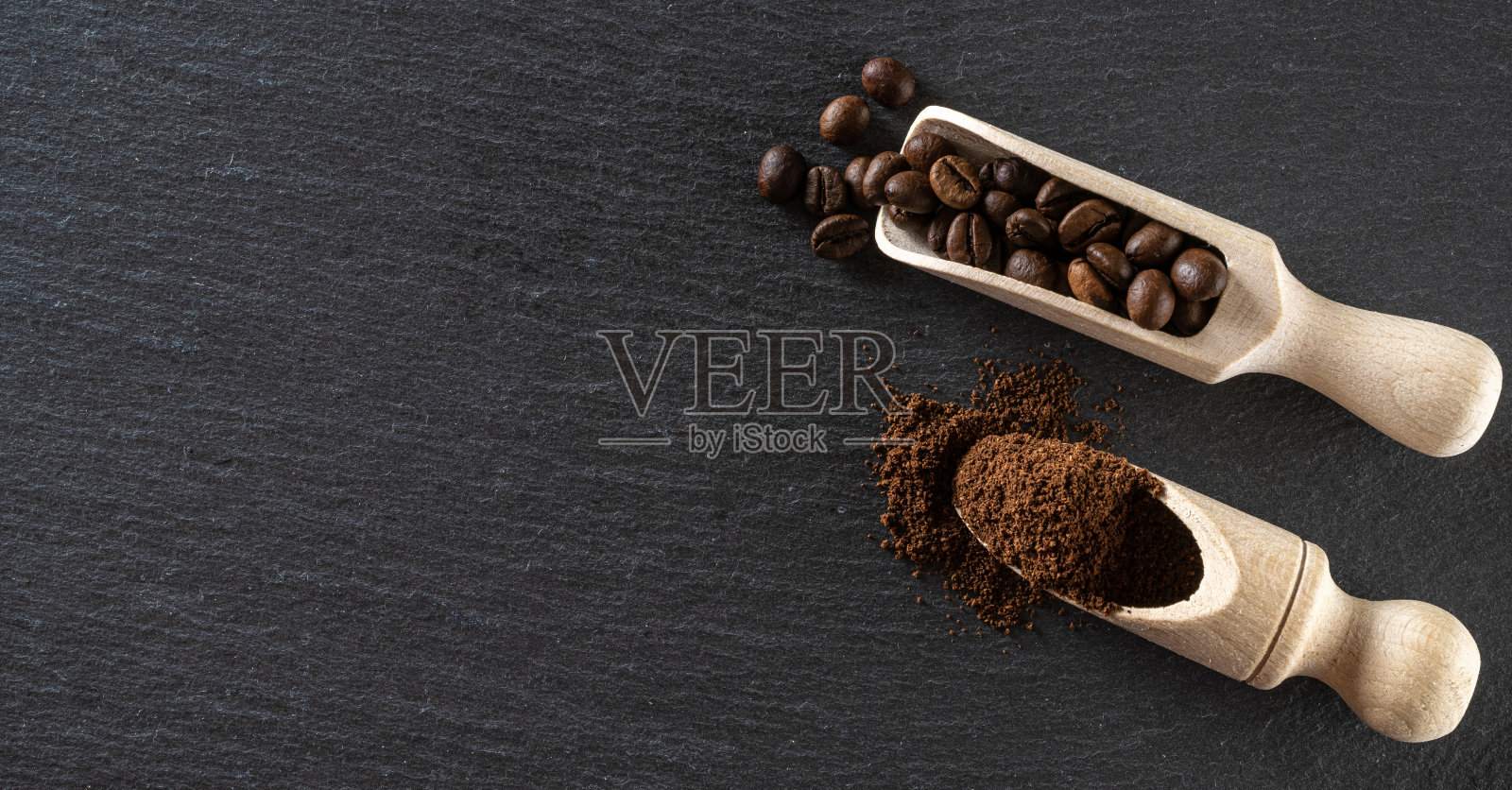 咖啡豆黑咖啡因早餐背景。为一杯深色浓缩咖啡食物或饮料。什锦研磨和速溶烘焙咖啡籽在石头上。拷贝空间，俯视图照片摄影图片