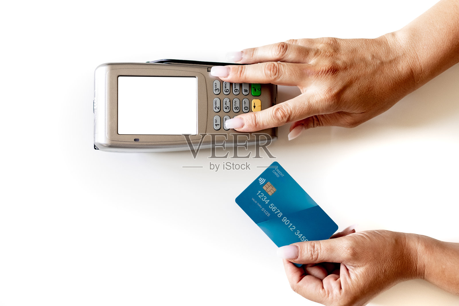 一位女士在刷卡机上输入信用卡密码。照片摄影图片