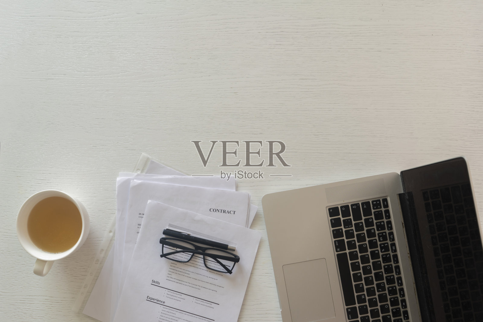 从上往下看，极简的办公桌桌上赢办公室，工作场所与复印空间设计照片摄影图片