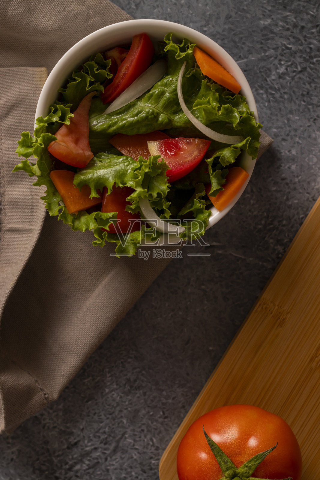 沙拉中的西红柿放在白色的碗里，灰色的背景照片摄影图片