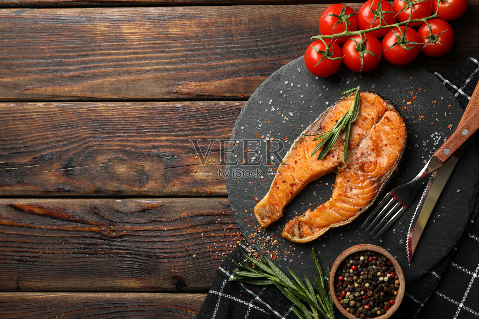 构图与美味的烤鲑鱼在木制背景，俯视图照片摄影图片