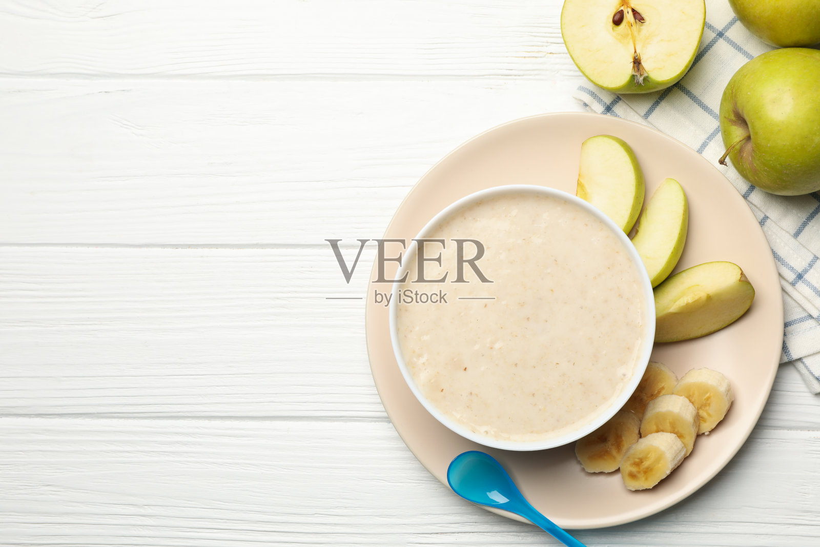 以婴儿食品为背景的白色木片照片摄影图片