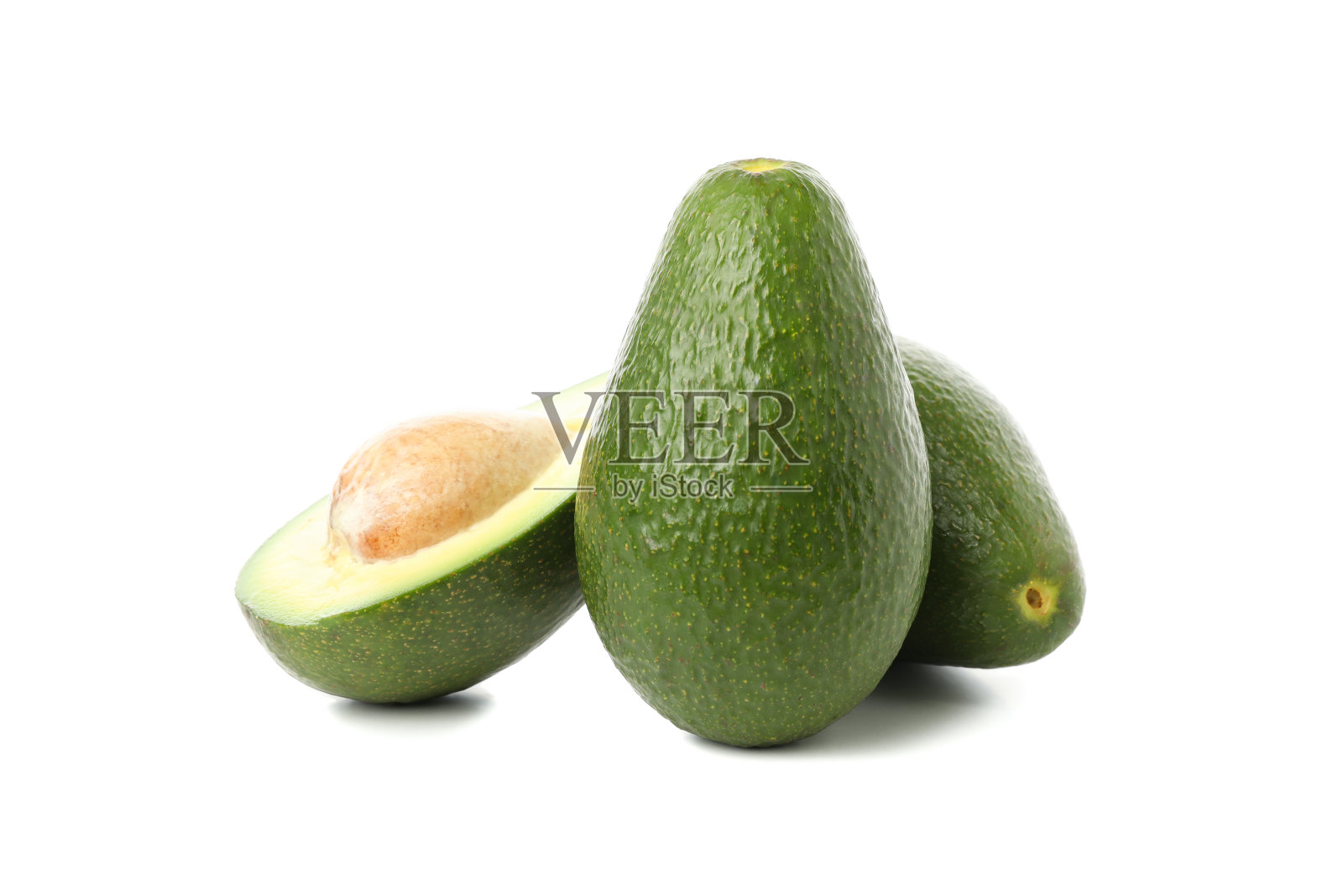 白色背景上分离的成熟新鲜鳄梨照片摄影图片