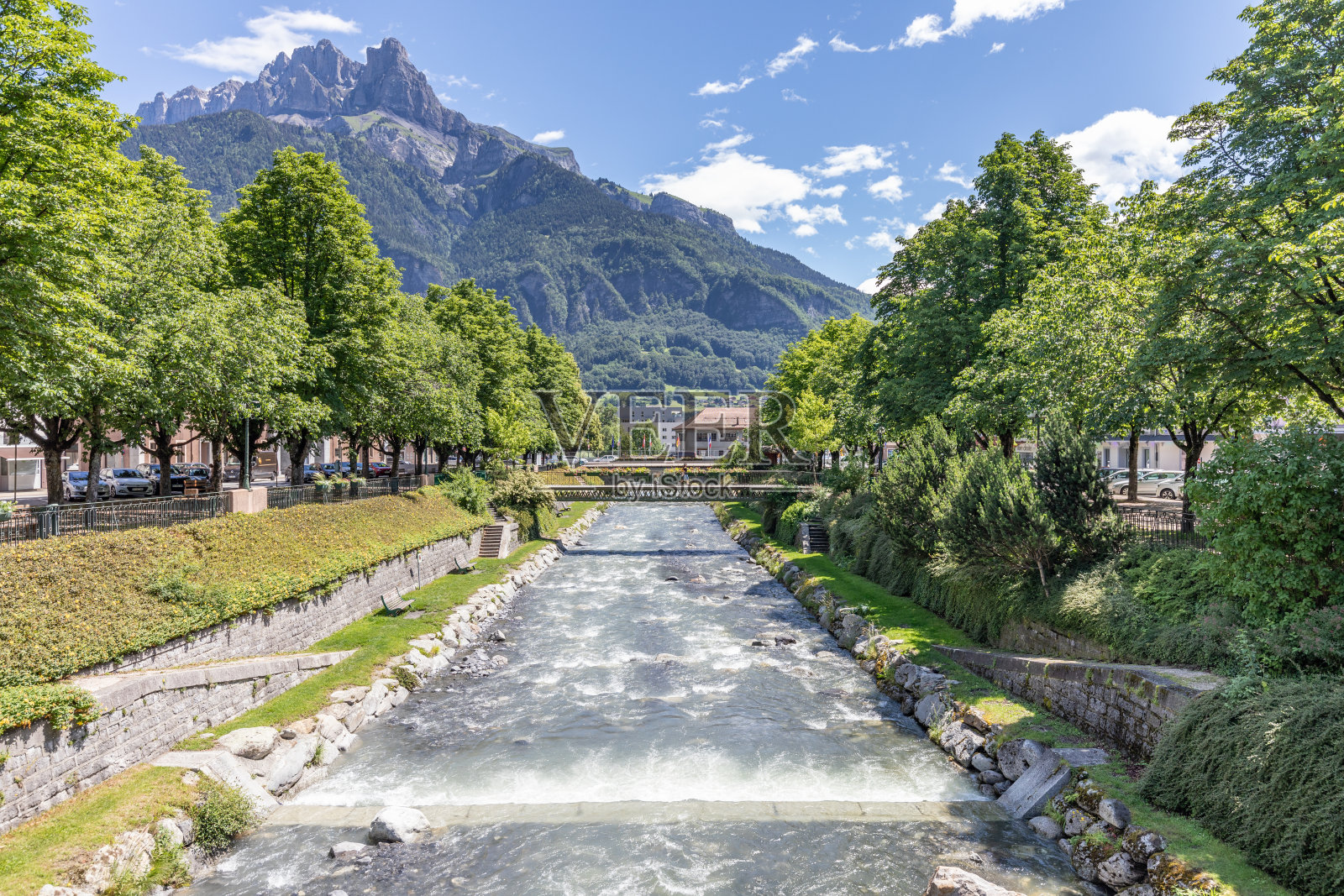 萨兰奇河流经法国阿尔卑斯小镇萨兰奇照片摄影图片