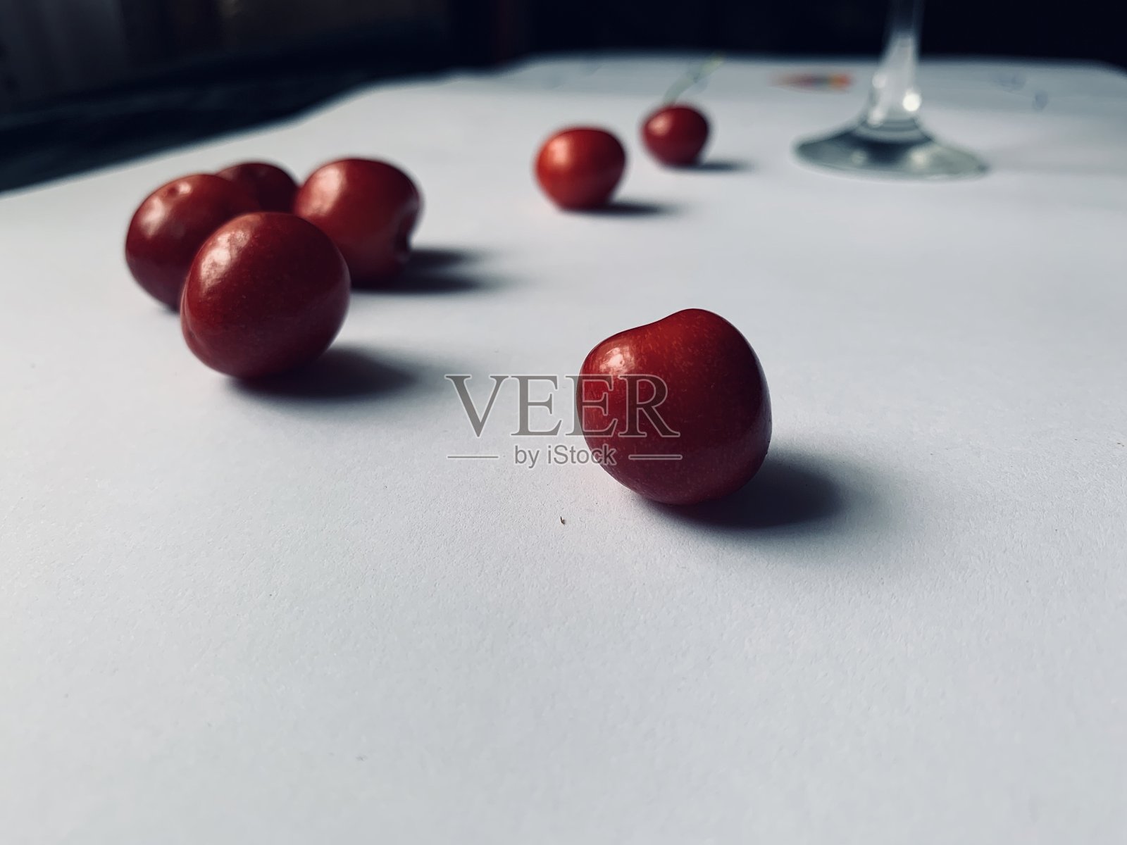 白色背景上的红樱桃照片摄影图片