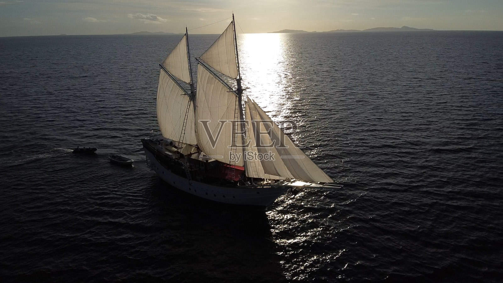 一艘游轮在菲律宾海航行的鸟瞰图照片摄影图片