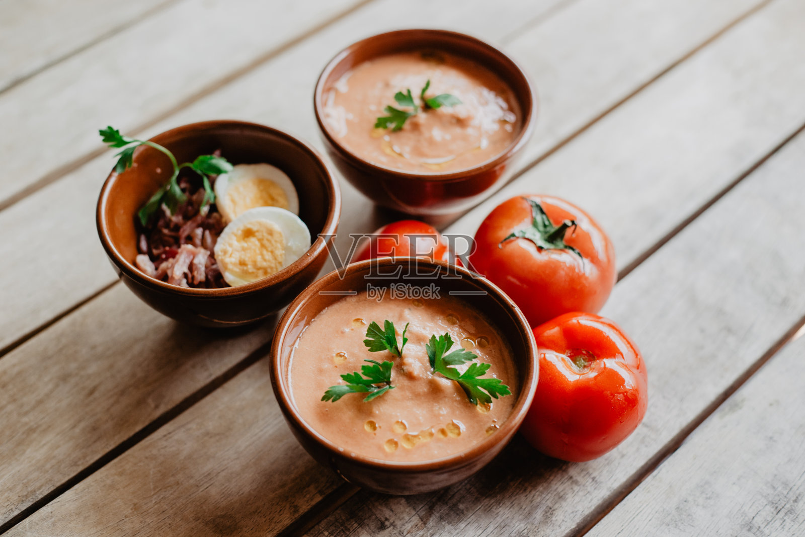 安达卢西亚西班牙凉菜汤，配番茄、欧芹、鸡蛋和伊比利亚火腿照片摄影图片
