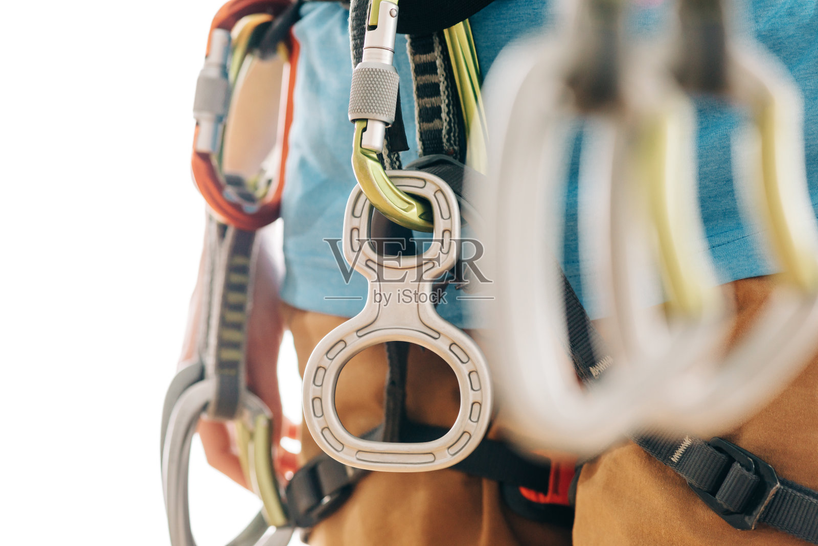 女人在挽具与攀登设备的特写。照片摄影图片