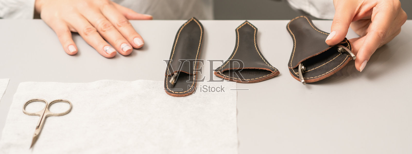 美甲师摆放美甲工具照片摄影图片