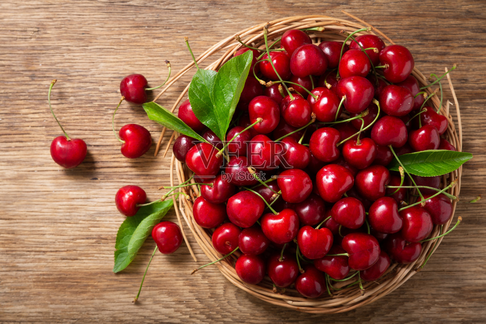 木桌上放着新鲜樱桃，俯视图照片摄影图片