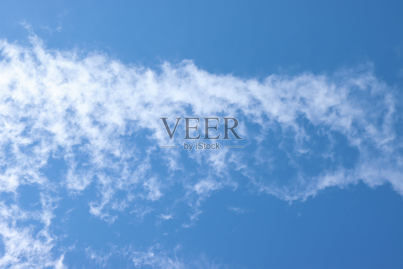 天空中罕见的白云。照片摄影图片