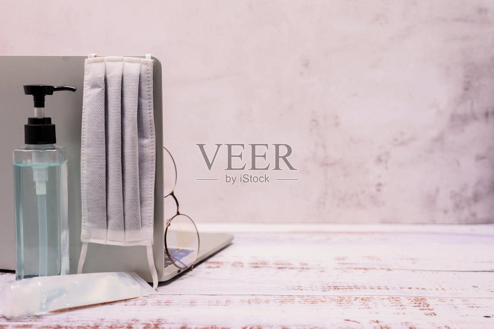 新的正常生活方式，用口罩和手凝胶保护外出时。冠状病毒或Covid-19疫情大流行后的生活状况。照片摄影图片