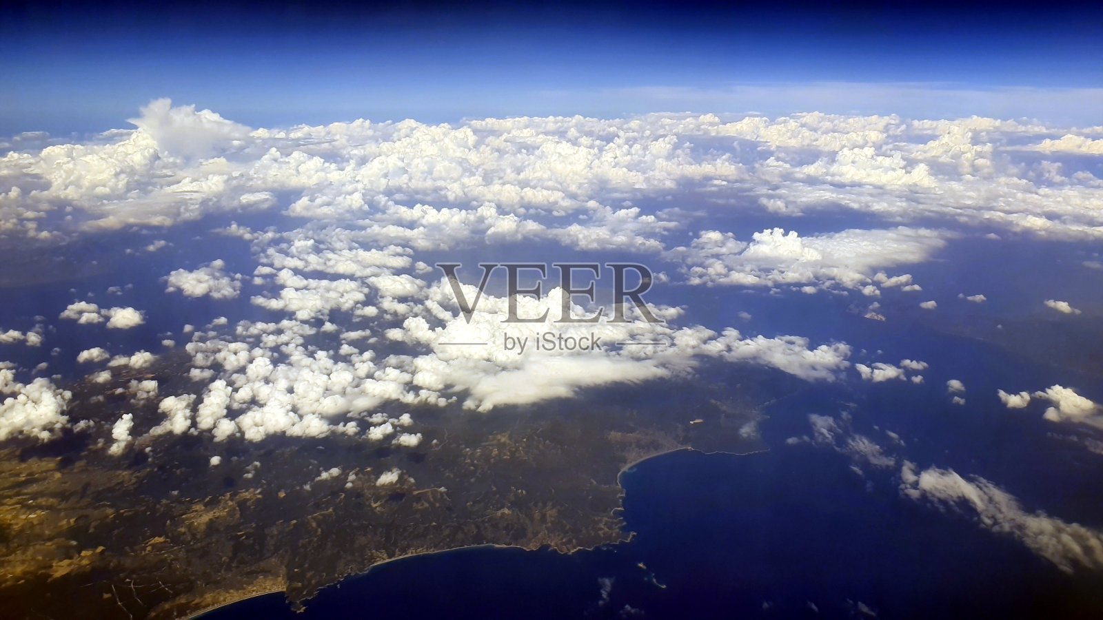 从飞机窗户后面照片摄影图片