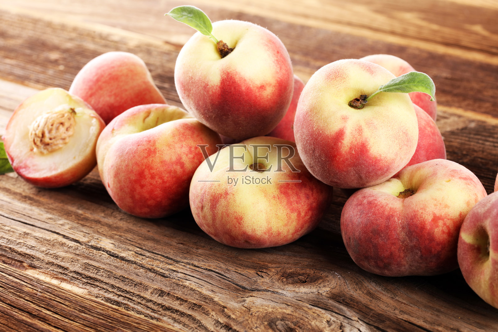 木桌上放着一组成熟的桃子照片摄影图片