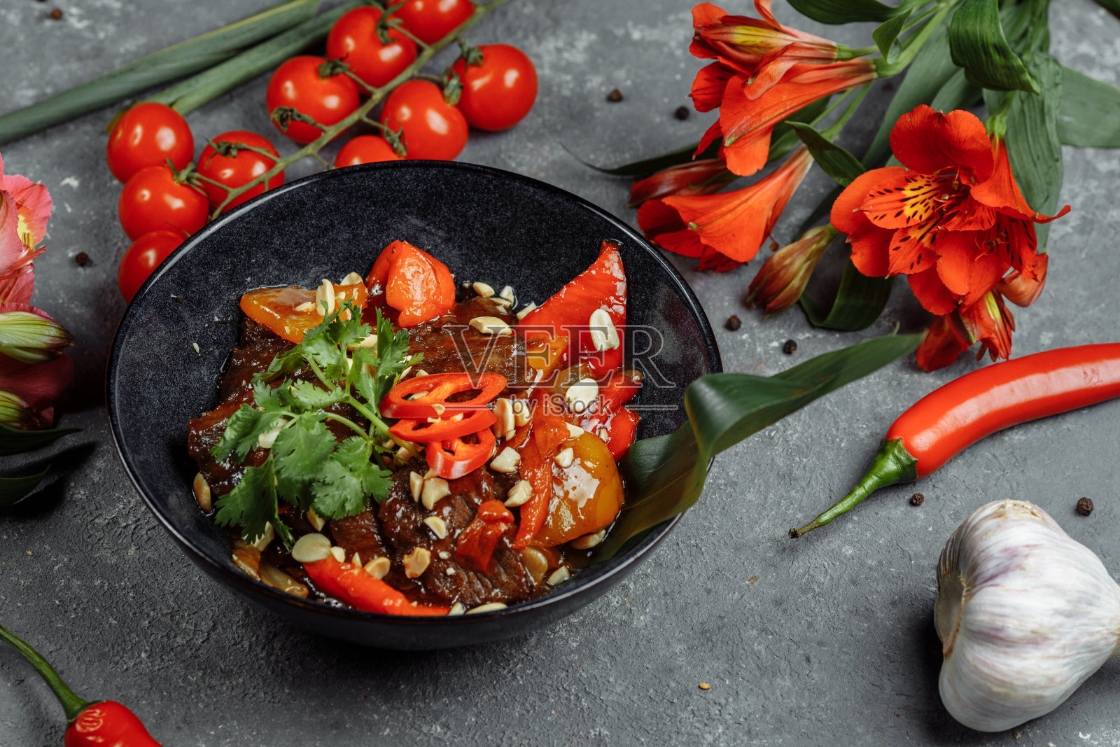 牛肉锅。传统的蒙古牛肉用中国铸铁炒锅用筷子炒，石板背景。俯视图，复制空间照片摄影图片