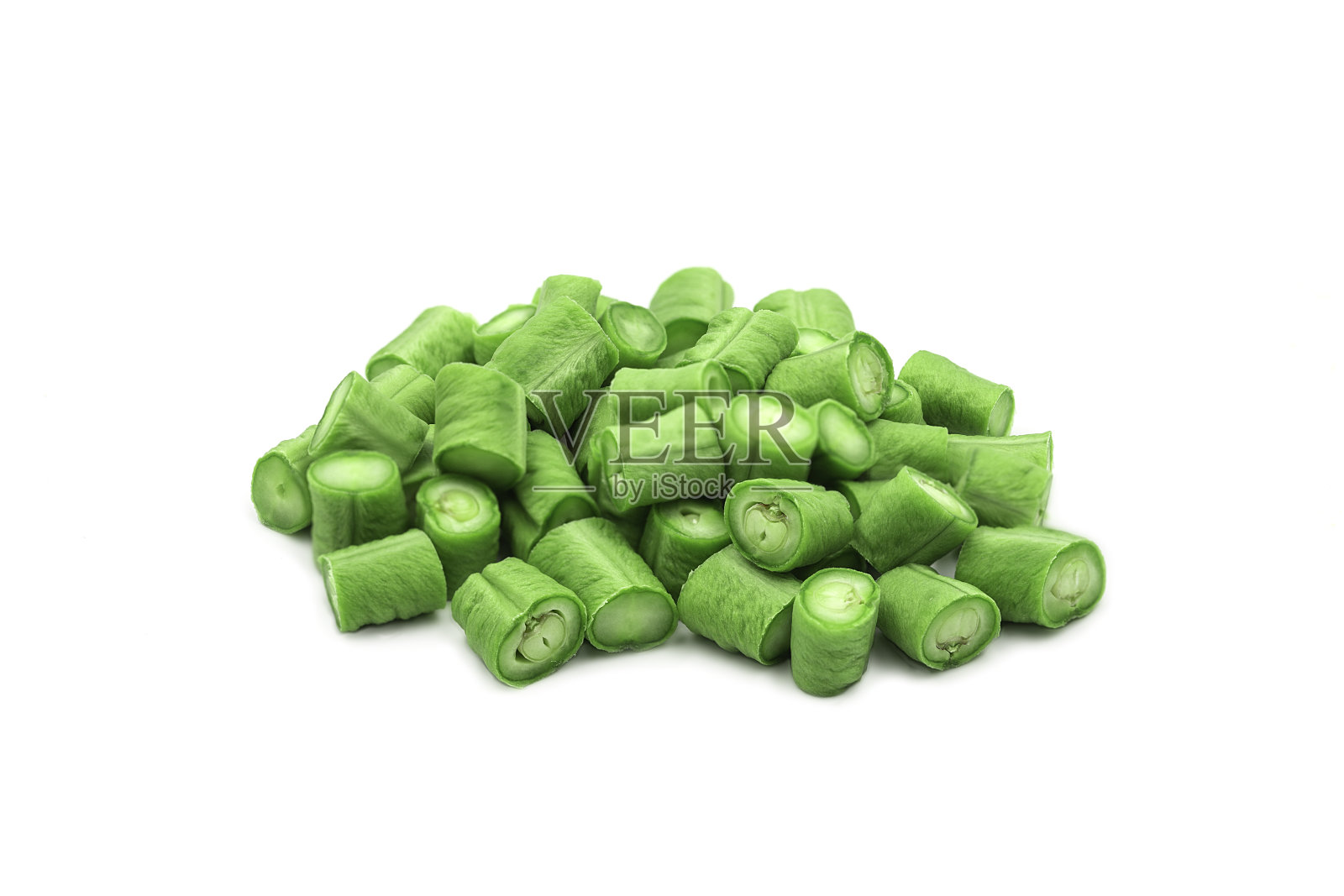 生有机长豆瓣在白色孤立背景在特写宏观概念。新鲜的院子长豆口感香甜酥脆，营养和维生素含量高。食物和蔬菜的概念。照片摄影图片