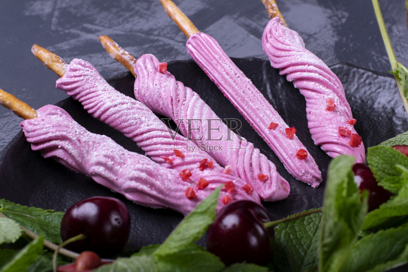 棉花糖蘸面包棒放在黑色的盘子里照片摄影图片