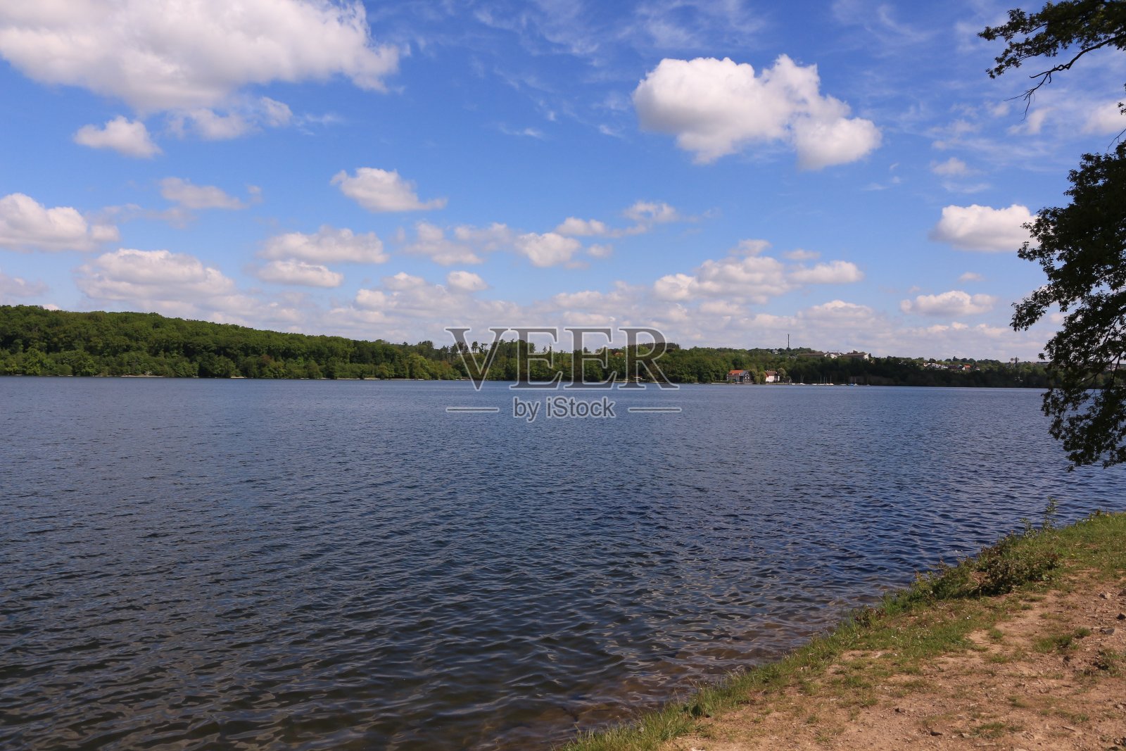 阳光明媚的日子在德国的Möhnesee照片摄影图片