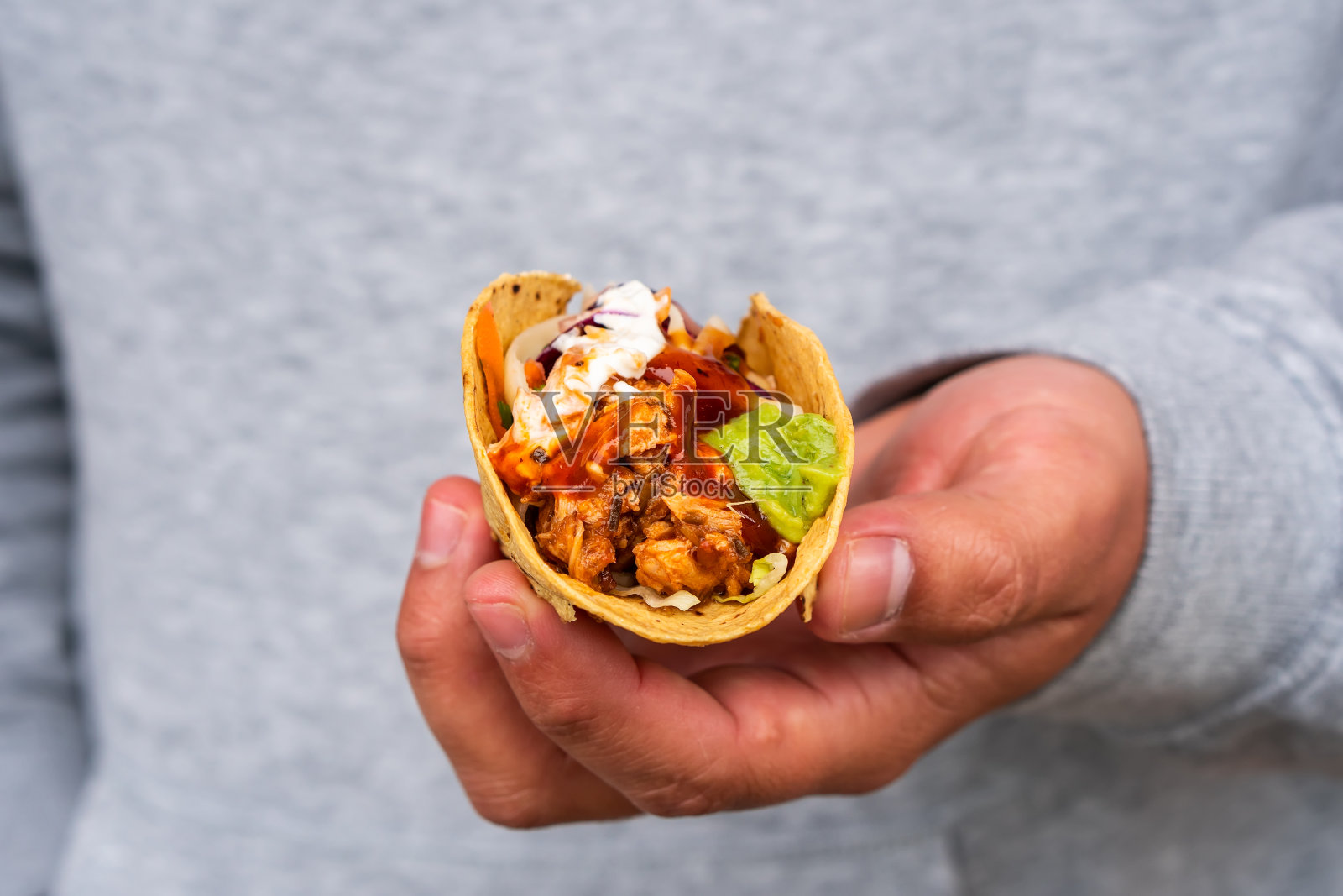 墨西哥传统正宗的自制玉米饼拉猪肉牛肉辣味牛肉，番茄沙拉和鳄梨鳄梨色拉酱和蘸酱照片摄影图片