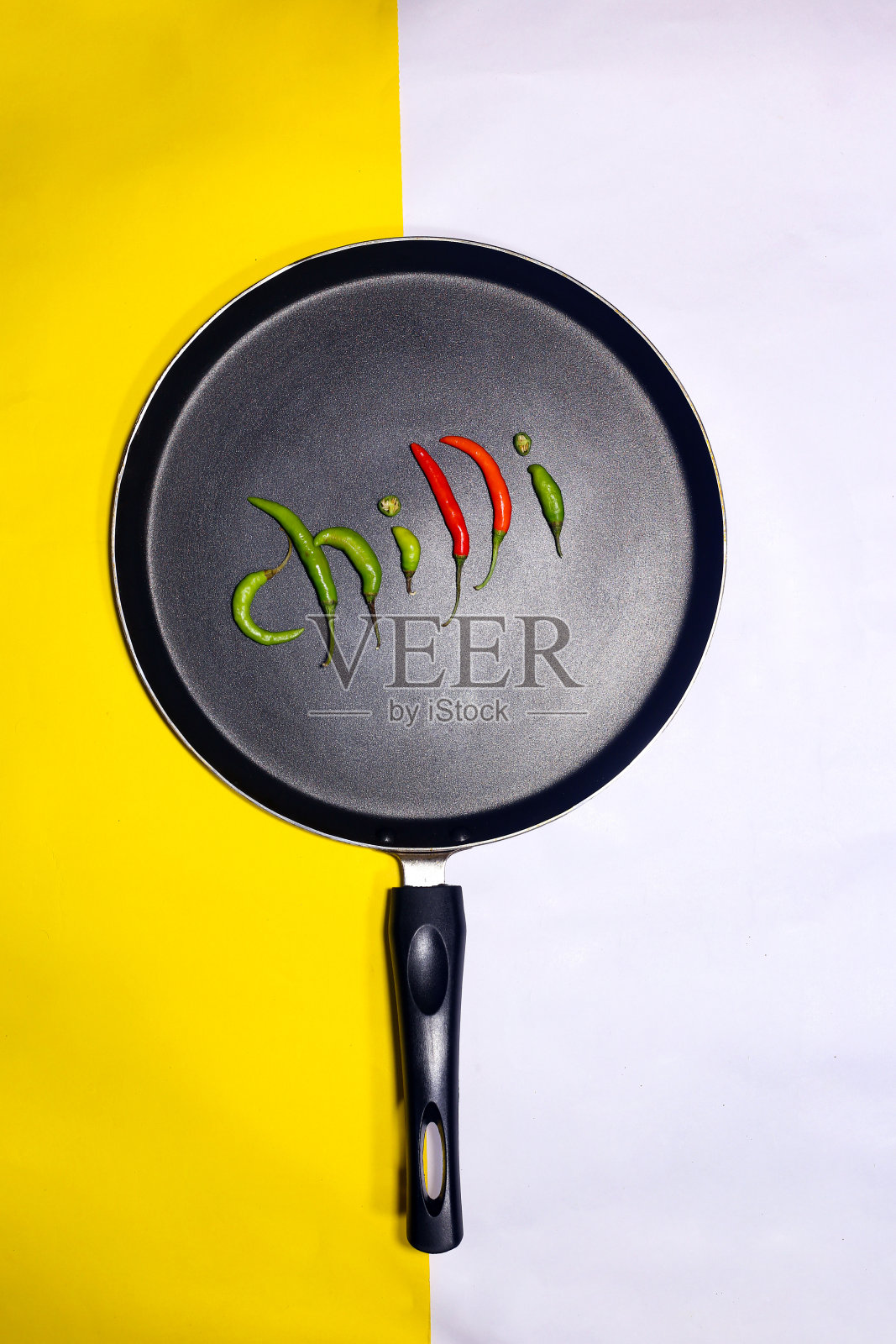 用凉凉的平底锅在烹饪创意，烹饪创意照片摄影图片