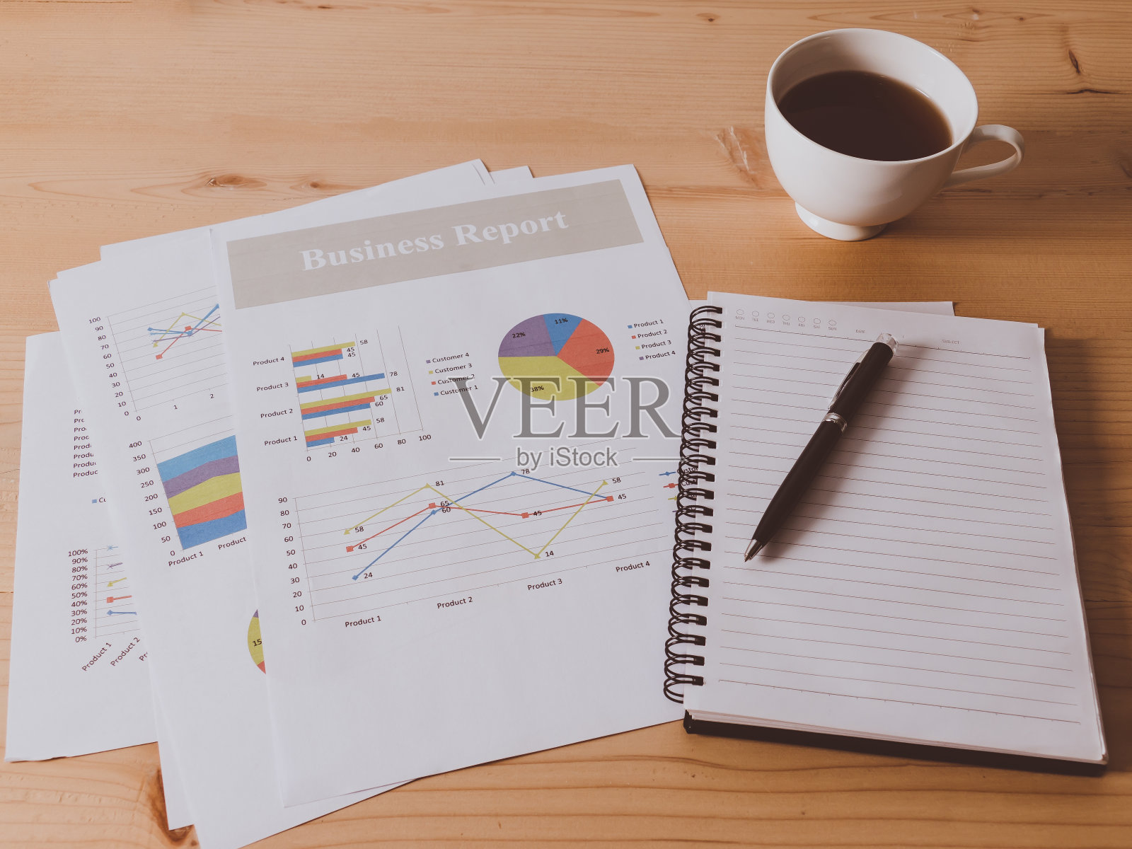 木制办公桌上有业务图表和眼镜。照片摄影图片