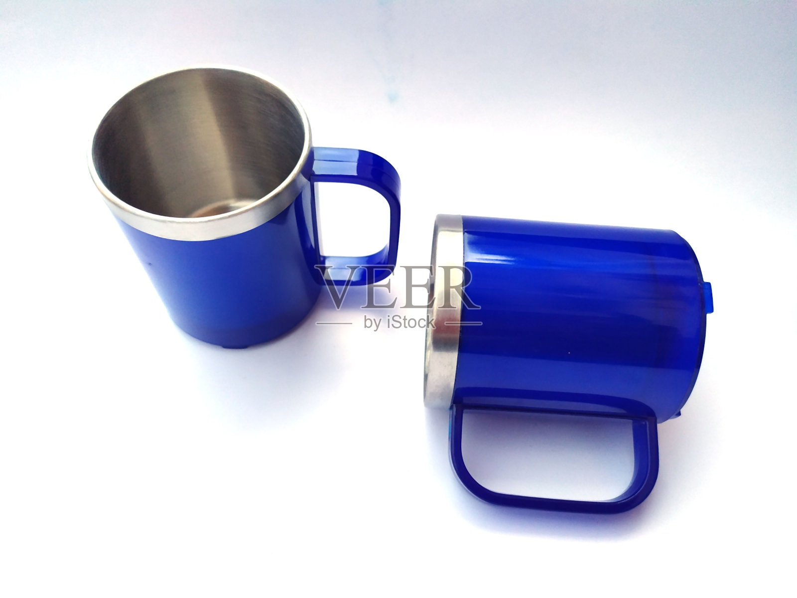 白色背景上的蓝色塑料咖啡杯照片摄影图片