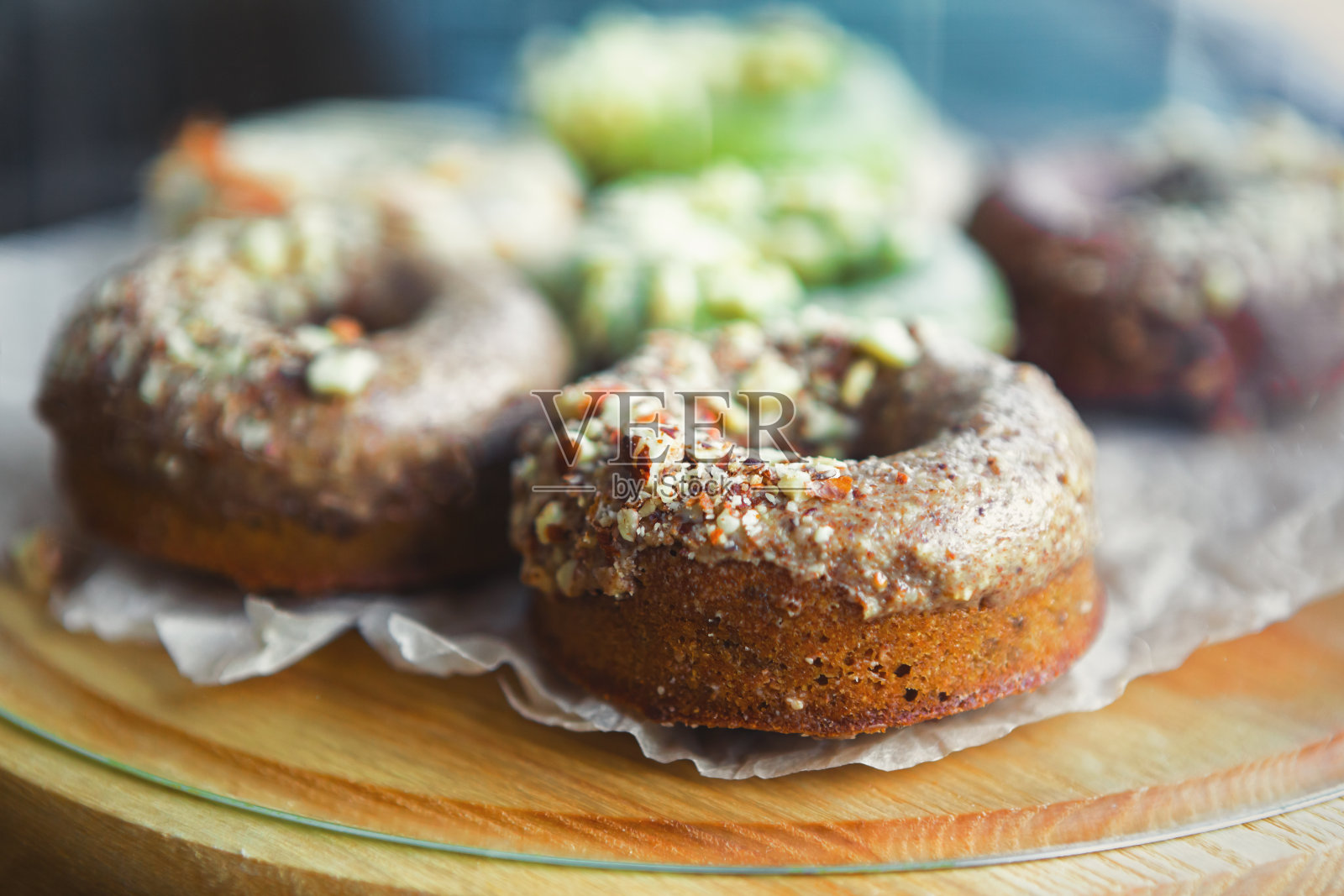 美味的甜甜甜圈，坚果和可可烘焙在糕点咖啡馆的咖啡休息餐照片摄影图片